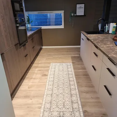 Modern Semi-detached House With Free Parking Apartment *