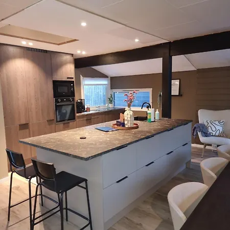 Modern Semi-detached House With Free Parking Appartement *