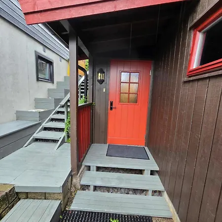 Modern Semi-detached House With Free Parking *