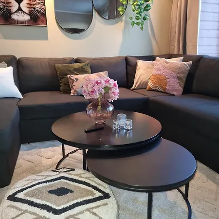 Appartement Modern Semi-detached House With Free Parking *