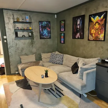 Modern Semi-detached House With Free Parking *