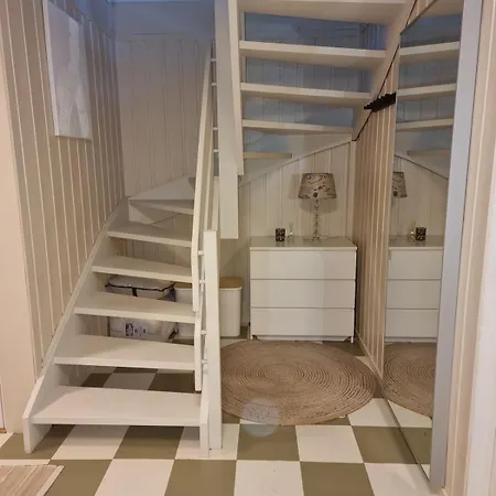 Modern Semi-detached House With Free Parking