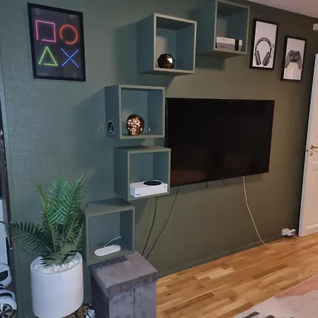 Modern Semi-detached House With Free Parking *