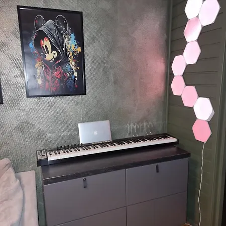 Modern Semi-detached House With Free Parking