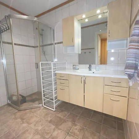 Modern Semi-detached House With Free Parking *