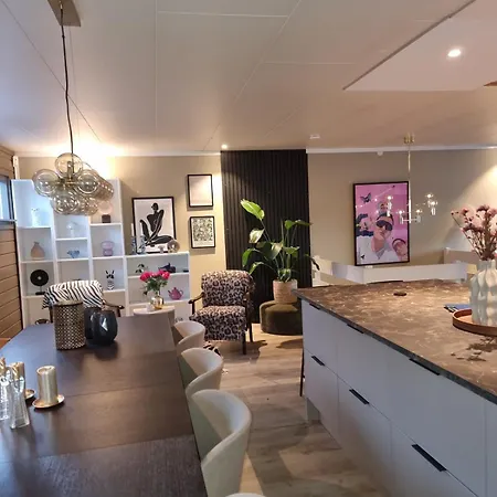 Modern Semi-detached House With Free Parking Apartament