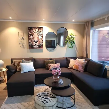 Modern Semi-detached House With Free Parking *