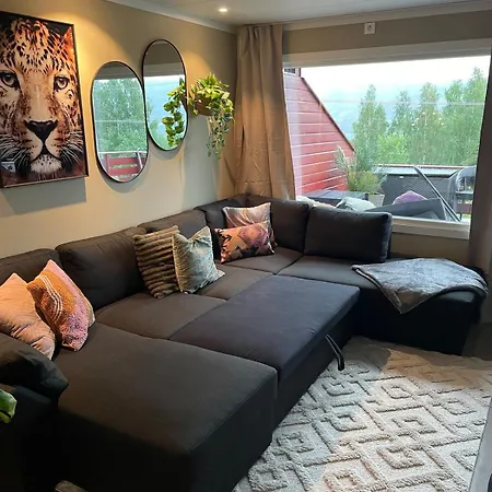Modern Semi-detached House With Free Parking