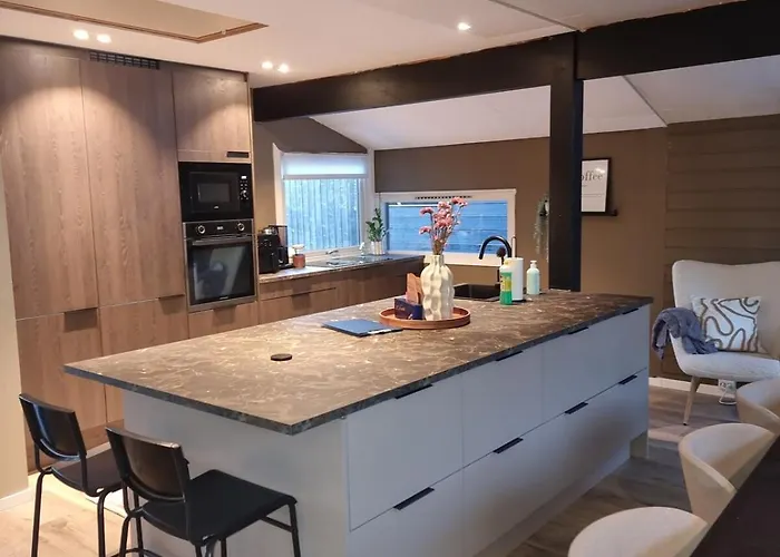 Modern Semi-detached House With Free Parking Lejlighed *