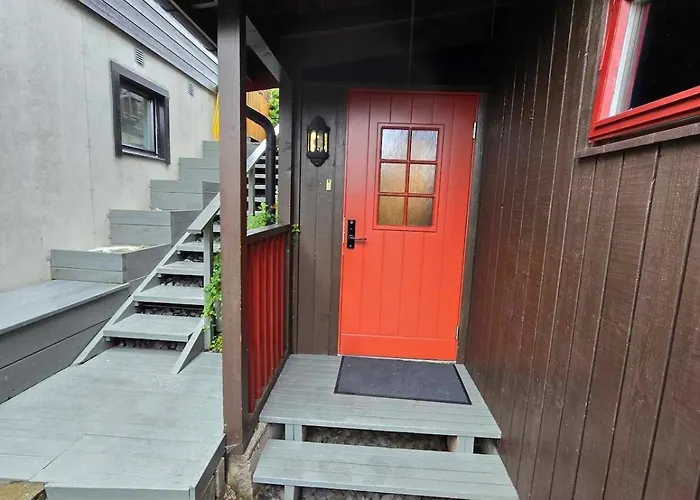 Modern Semi-detached House With Free Parking *
