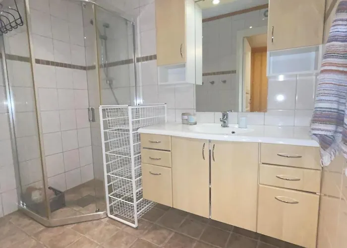 Modern Semi-detached House With Free Parking *