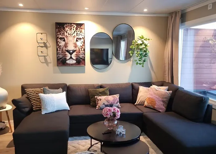 Modern Semi-detached House With Free Parking *